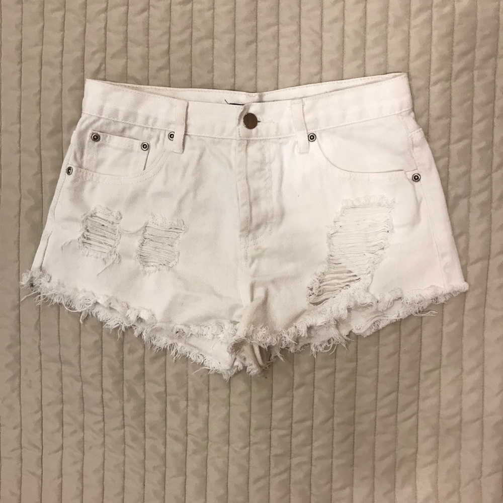 Forever 21 mid-rise distressed white denim short. Size 27 - Picture 6 of 10